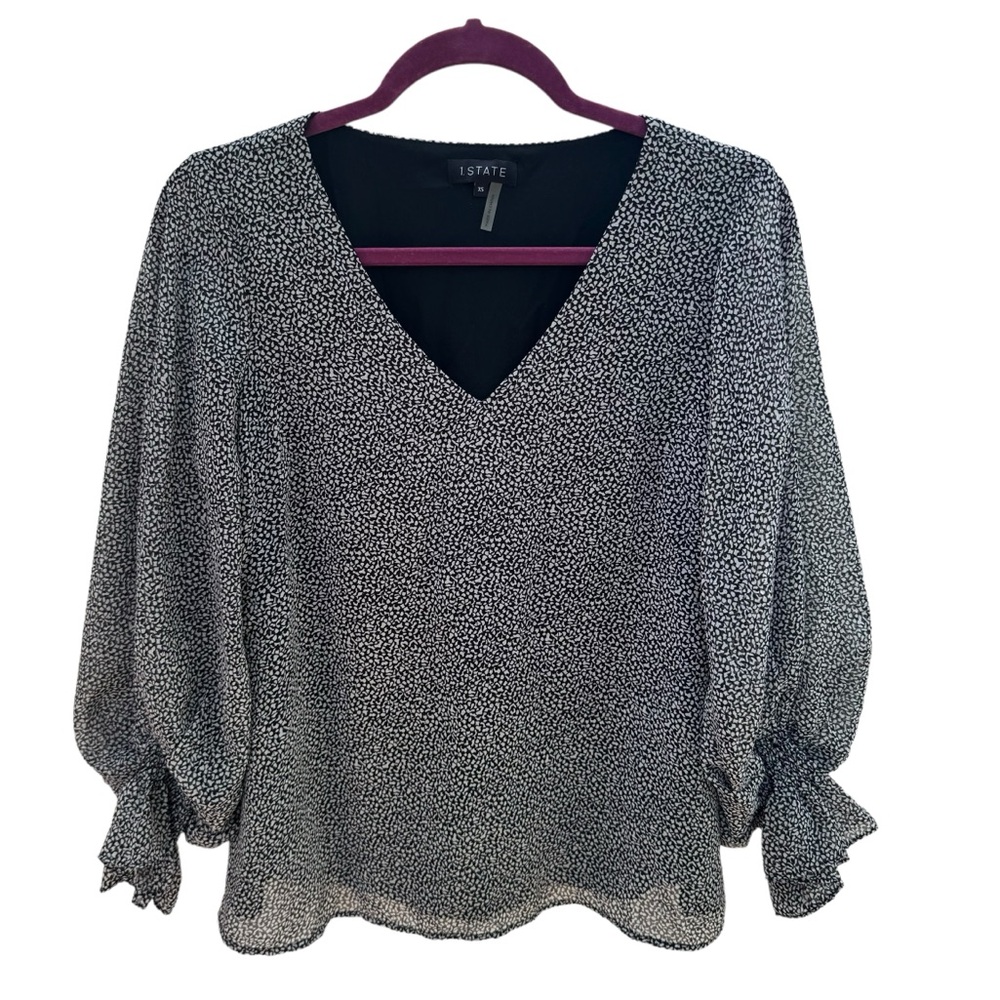1State -- XS Business Casual Blouse -- White and Black Pattern